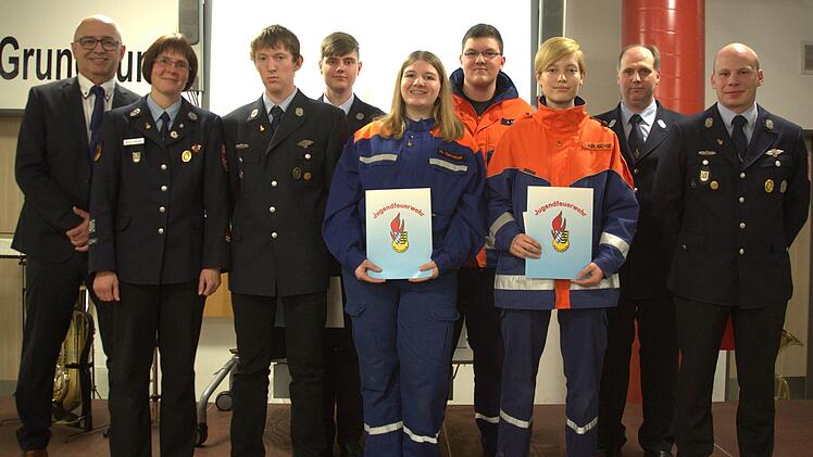 Sie haben die Deutsche Jugendleistungsspange, das Bayerische Jugendleistungsabzeichen und den dreistufigen Wissenstest erfolgreich abgelegt. Dafür erhielten die Jugendfeuerwehrleute Holger und Jannik Köhler, Hannah Spindler, André Schmidt und Lisa Wohlmacher (Mitte, von links) die Ehrennadel in Bronze. Es gratulierten Bürgermeister Wolfgang Pfister und Nicole Boßecker (von links) sowie die Betreuer Christian Hückmann und Jürgen Köhler (von rechts). Foto: Bettina Knauth