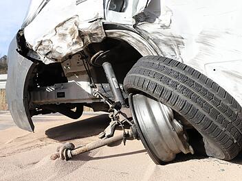 Am Fiat des vermeintlichen Unfallverursachers entstand ein Totalschaden. Foto: Marian Hamacher