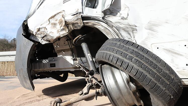 Am Fiat des vermeintlichen Unfallverursachers entstand ein Totalschaden. Foto: Marian Hamacher