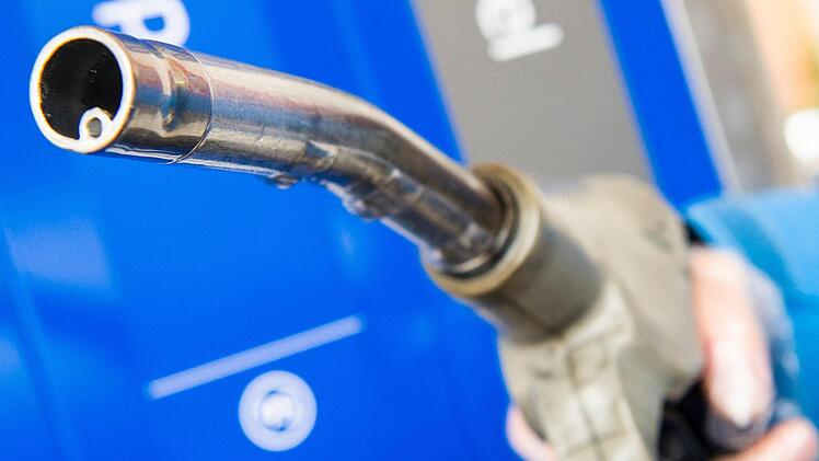 Die Preise an deutschen Tankstellen variieren stark. Symbolbild: Christophe Gateau/dpa