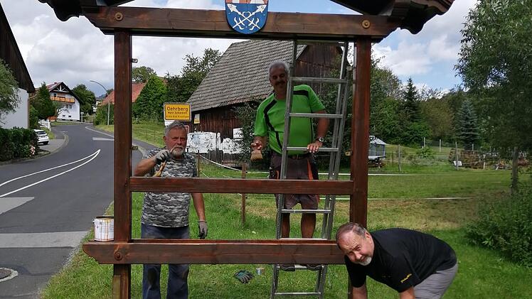 Bei der Arbeit sind Manfred Rüttinger (von links), Egon Kessler und Alfred Sell.
