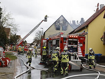 Dachstuhl fängt Feuer: Eine Person verletzt