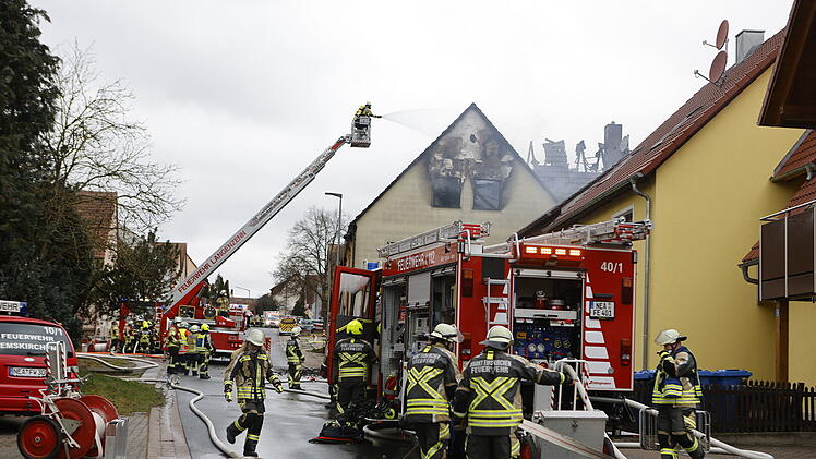 Dachstuhl fängt Feuer: Eine Person verletzt