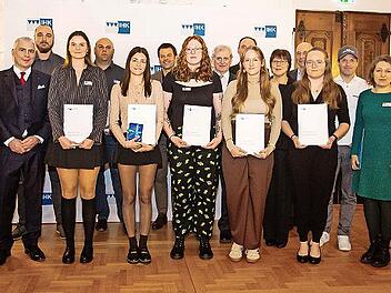 IHK-Hauptgesch&auml;ftsf&uuml;hrer Wolfram Brehm (links) und IHK-Pr&auml;sident Michael Waasner (3.v.l.) zeichneten die f&uuml;nf &bdquo;Bayernbesten&ldquo; Marie Hohleweg, Nina Then, Vanessa Neid, Luisa Schreiber, Lisa-Marie K&uuml;lle (mit Urkunden von links) aus dem Raum Bamberg a...