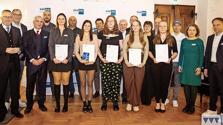 IHK-Hauptgesch&auml;ftsf&uuml;hrer Wolfram Brehm (links) und IHK-Pr&auml;sident Michael Waasner (3.v.l.) zeichneten die f&uuml;nf &bdquo;Bayernbesten&ldquo; Marie Hohleweg, Nina Then, Vanessa Neid, Luisa Schreiber, Lisa-Marie K&uuml;lle (mit Urkunden von links) aus dem Raum Bamberg a...