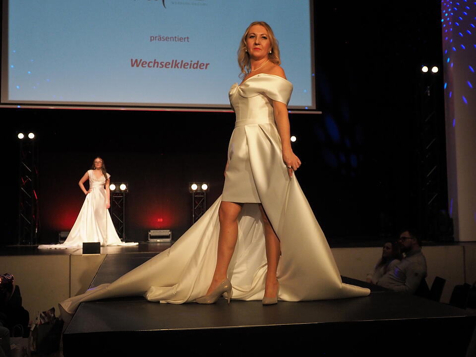 Inkl. Braut- und Festmodenschauen.