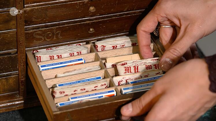 "Das muss eigentlich jedem gefallen", schien Lichter &uuml;berzeugt und Expertin Berding nickte zustimmend. Sie datierte das Schr&auml;nkchen in den Zweitraum ab 1910 bis in die 1930er-Jahre. "Ich habe sowas noch nie gesehen, das ist wirklich selten", denn alle Schubladen waren nahezu vollst&auml;ndig bef&uuml;llt. "Das ist unfassbar", staunte Berding.