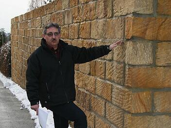 Gerhard Hanna vom Markt Küps stellte sich neben die Mauer, um ihre Dimensionen zu verdeutlichen.  Foto: Adam