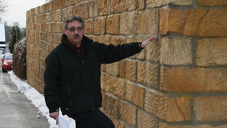 Gerhard Hanna vom Markt Küps stellte sich neben die Mauer, um ihre Dimensionen zu verdeutlichen.  Foto: Adam