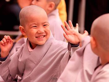Ein fröhlicher junger buddhistischer Mönch in Seoul (Südkorea). Foto: dpa/Jeon Heonkyon