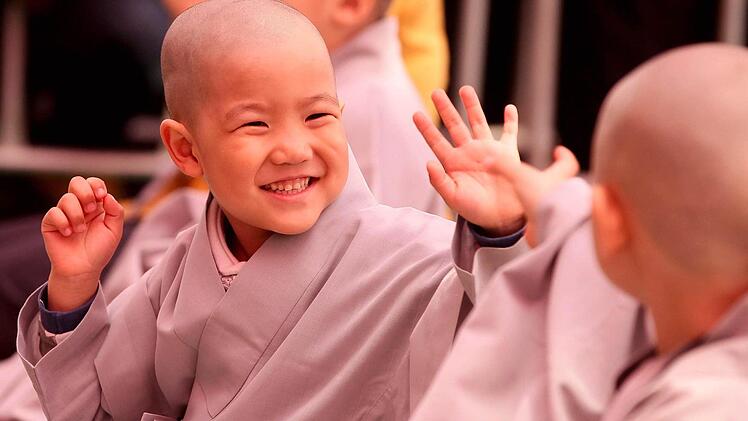 Ein fröhlicher junger buddhistischer Mönch in Seoul (Südkorea). Foto: dpa/Jeon Heonkyon