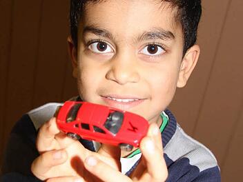 Burkan Keskin (6) sammelt Geld für den Führerschein und ein Auto. Fotos: Sonja Adam