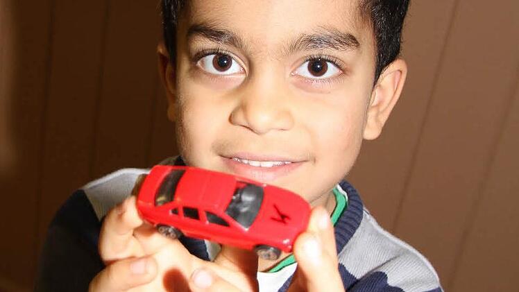 Burkan Keskin (6) sammelt Geld für den Führerschein und ein Auto. Fotos: Sonja Adam