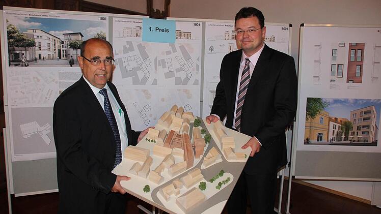 Franz Stumpf (l.) und Matthias Hubert präsentieren das Modell des Stadtviertels rund um das Brauhaus. Foto: Peter Groscurth