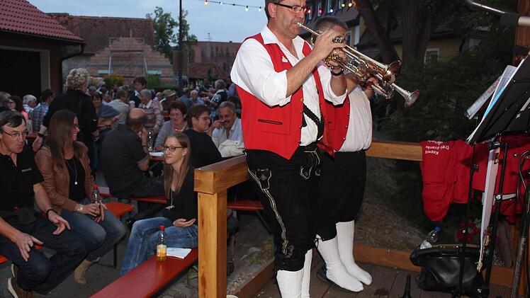 Musiker können auch ohne Schuhe. Foto: Evi Seeger