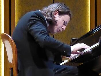 David Fray in typischer Haltung. Foto: Ahnert