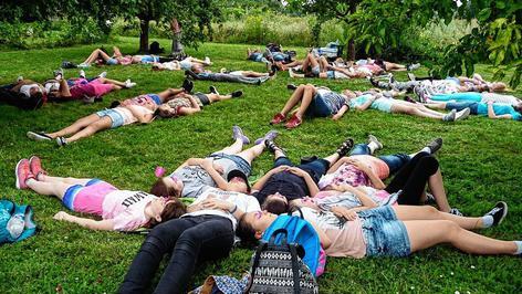 Mit Rosenbl&auml;ttern auf den Augen entspannen