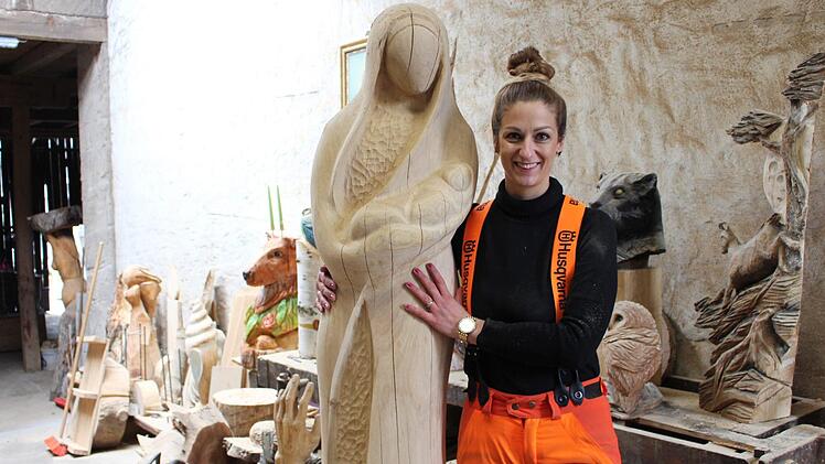 Resi Hofmann arbeitet derzeit an einer großen Madonnenfigur. Foto: Evi Seeger