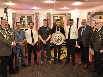 Bei der Proklamation der neuen Majestäten der Schützengesellschaft Königsberg (von links): Schützenmeister Ralph Schubert vom Schützengau Schweinfurt, Bogenabteilungsleiter Tobias Müller, Sportleiter Detlef Bartesch, Thomas Piechaczek (Erster Ritter), Lars Schüll (Schützenkönig), Dieter Piechaczek (Schützenmeister und Zweiter Ritter),  Bürgermeister Claus Bittenbrünn sowie Volker Buchner, Schützenmeister der Bürgerlichen Schützengesellschaft Schweinfurt.  Gerold Snater