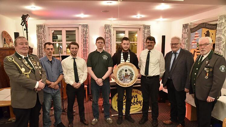 Bei der Proklamation der neuen Majestäten der Schützengesellschaft Königsberg (von links): Schützenmeister Ralph Schubert vom Schützengau Schweinfurt, Bogenabteilungsleiter Tobias Müller, Sportleiter Detlef Bartesch, Thomas Piechaczek (Erster Ritter), Lars Schüll (Schützenkönig), Dieter Piechaczek (Schützenmeister und Zweiter Ritter),  Bürgermeister Claus Bittenbrünn sowie Volker Buchner, Schützenmeister der Bürgerlichen Schützengesellschaft Schweinfurt.  Gerold Snater