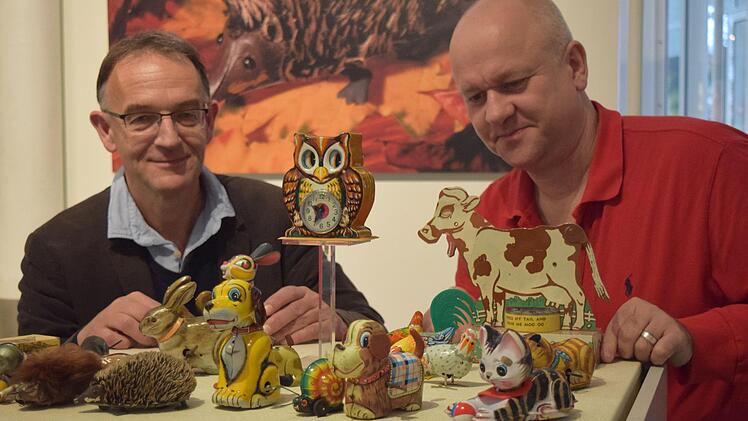 Die letzten Tiere werden noch von Volker Weinhold (links) und Sebastian Köpcke arrangiert, bevor die Ausstellung am Sonntag im Naturkunde-Museum Coburg eröffnet wird.Daniela Pondelicek