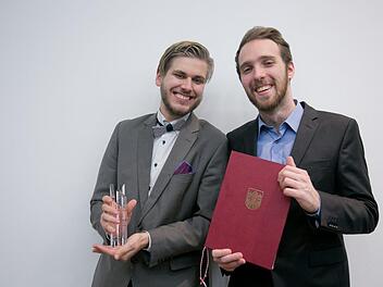 Felix Kaden (links) und Lukas Wagner haben mit dem Projekt Slamlabor den Salzburger Kunst und Kulturpreis verliehen bekommen.Foto: Wildbild Photography