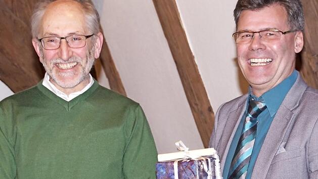 Nach 35 Jahren ist Schluss: Verwaltungs-Oberamtsrat Bernhard Denner (links), den B&uuml;rgermeister Thomas Sechser in der Gemeinderatssitzung verabschiedete, geht in die Ruhephase der Altersteilzeit. Foto: sw