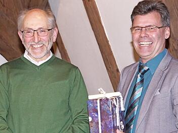 Nach 35 Jahren ist Schluss: Verwaltungs-Oberamtsrat Bernhard Denner (links), den Bürgermeister Thomas Sechser in der Gemeinderatssitzung verabschiedete, geht in die Ruhephase der Altersteilzeit. Foto: sw