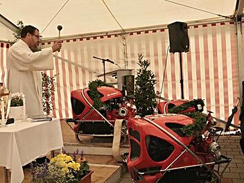 Personalreferent Markus Lüttke weihte die Tragkraftspritzen der Feuerwehren Gleusdorf, Obermerzbach und Recheldorf ein.Helmut Will