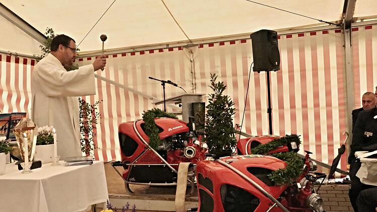 Personalreferent Markus Lüttke weihte die Tragkraftspritzen der Feuerwehren Gleusdorf, Obermerzbach und Recheldorf ein.Helmut Will