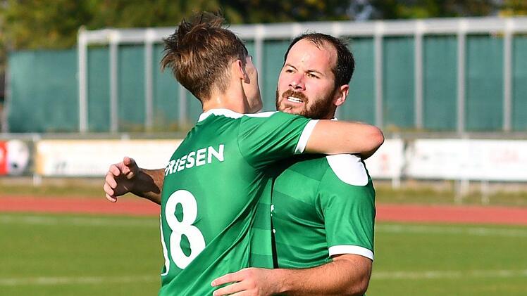 Eine Szene, die die Friesener künftig sehr vermissen werden: Christian Brandt (rechts) freut sich im Hinspiel bei der SG Quelle Fürth über einen seiner 20 Saisontreffer mit Alexander Kunz. Endstand: 2:2.  Foto: Galuska,Archiv