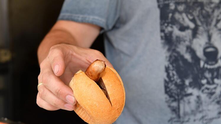 Coburger oder Marktgraitzer Bratwürste? Am Grillwagen vom Schorschi gibt's beide. Foto: Ronald Rinklef