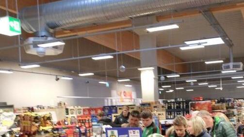 Geduldig warteten die Fans an der Kasse.