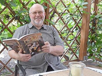 Egon Herrmann feiert am morgigen Samstag seinen 65. Geburtstag. Im Ruhestand widmet er sich einem neuen Hobby, der Holzverarbeitung. Seine Kenntnisse als passionierter Holzwurm entnimmt er entsprechender Fachliteratur.  Foto: K.- H. Hofmann