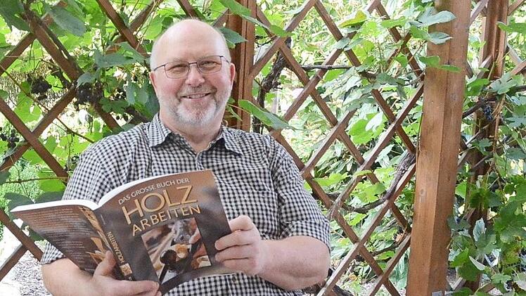 Egon Herrmann feiert am morgigen Samstag seinen 65. Geburtstag. Im Ruhestand widmet er sich einem neuen Hobby, der Holzverarbeitung. Seine Kenntnisse als passionierter Holzwurm entnimmt er entsprechender Fachliteratur.  Foto: K.- H. Hofmann