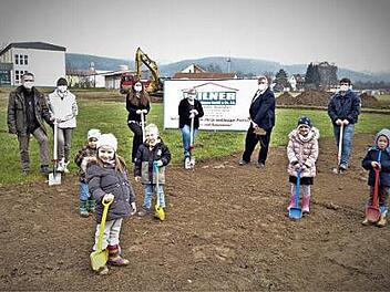 Mit dem Spatenstich begannen die Arbeiten für den Neubau der Kindertagesstätte "Mäuseparadies".