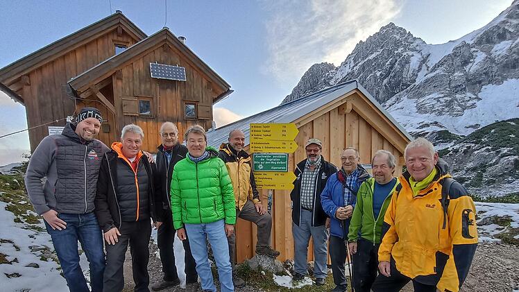 Das H&uuml;ttenteam (von links): H&uuml;ttenwirt J&uuml;rgen Schranz, Werner Kaiser, Erich W&uuml;st, "Lui" M&uuml;ller, Frank P&auml;ckert, Guido Berner, Edwin Ramm, Walter H&ouml;rath und Dieter Reuss.