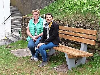 Carolin Koch (links) vom Geschenkeladen "Altes Häusle" stiftete der evangelischen Kirche in Thundorf eine Bank. Anja Lesin-Schmitt vom Kirchenvorstand bedankte sich.
