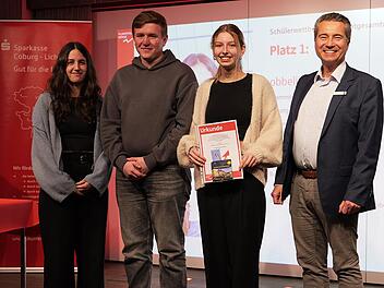 In der Schülerwertung erreichte das Team „obbelihobbeli“ von der FOS Coburg den 1. Platz. Frank Angermann (rechts) von der Sparkasse war einer der ersten Gratulanten.