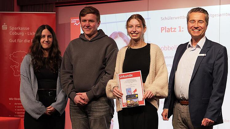 In der Schülerwertung erreichte das Team „obbelihobbeli“ von der FOS Coburg den 1. Platz. Frank Angermann (rechts) von der Sparkasse war einer der ersten Gratulanten.