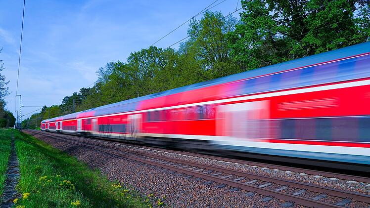 Bahnstrecke zwischen Hof und Nürnberg: Bald wieder durchgängige Züge