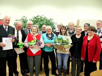 Gerhard Peschke, Erwin Brich, Katharina Emrich, Ilona Schmitt, Maria Josè Loza, Josephine Wersal und Emilie Meier (vorne v. l.) sowie Joachim Wersal, Martin Schuster, Erika Thiergärtner, Monika Samigk, Ingrid Weiss und Hans-Dieter Weiss (hinten v. l.) bei der Ehrung Foto: Johanna Blum