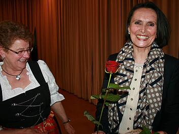 Kreisbäuerin Rita Jörg (links) und Referentin Astrid Hartenberger motivierten die Teilnehmerinnen des Landfrauentags in der Stangenrother Rhönfesthalle. Fotos: Garbiele Sell