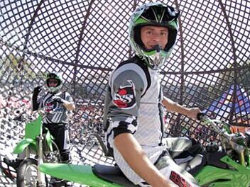 Ein Spektakel in der Stahlkugel bieten die Fahrer von "Globe of Speed". Foto: privat