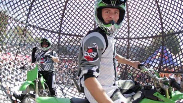 Ein Spektakel in der Stahlkugel bieten die Fahrer von "Globe of Speed". Foto: privat