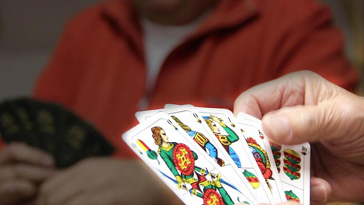 Wir machen uns auf die Suche nach der legendären Bildungseinrichtung, wo das Schafkopfspiel gelehrt wird. Foto: Katharina Müller-Sanke