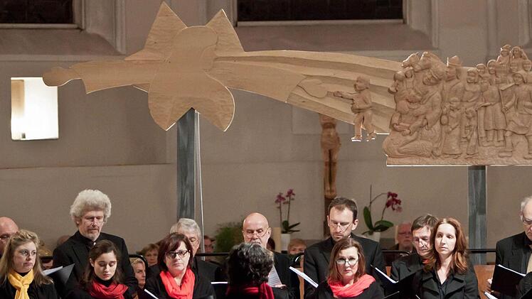 Ein stimmungsvolles Adventskonzert erlebten zahlreiche Zuhörer in der Heilig-Kreuz-Kirche. Zu den Mitwirkenden zählte der Coburger Projektchor "Ziemlich beste Stimmen". Foto: Jochen Berger