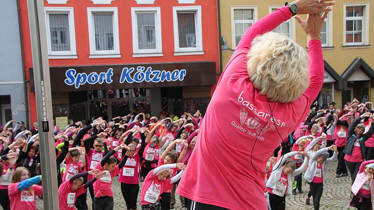 Pinklauf 2016: Warm Up auf dem Marktplatz Foto: Ulrike Müller