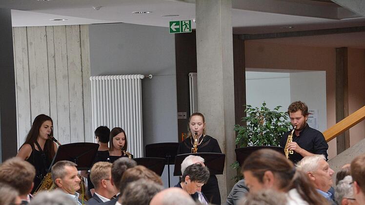 Das Ensemble der Klarinetten- und Saxophonklasse der Berufsfachschule für Musik Bad Königshofen hatte die musikalische Gestaltung der Verabschiedungsfeier übernommen. Hanns Friedrich