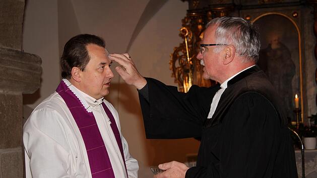 Im Zeichen der Ökumene zeichneten die beiden Pfarrer sich gegenseitig das Aschekreuz auf die Stirn, links Pfarrer Mathias Rusin und rechts Pfarrer Volkmar Gregori. Foto: Günther Geiling